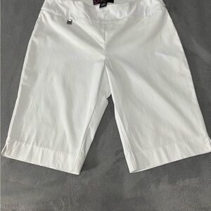 Peck & Peck White Bermuda pull on shorts. 12